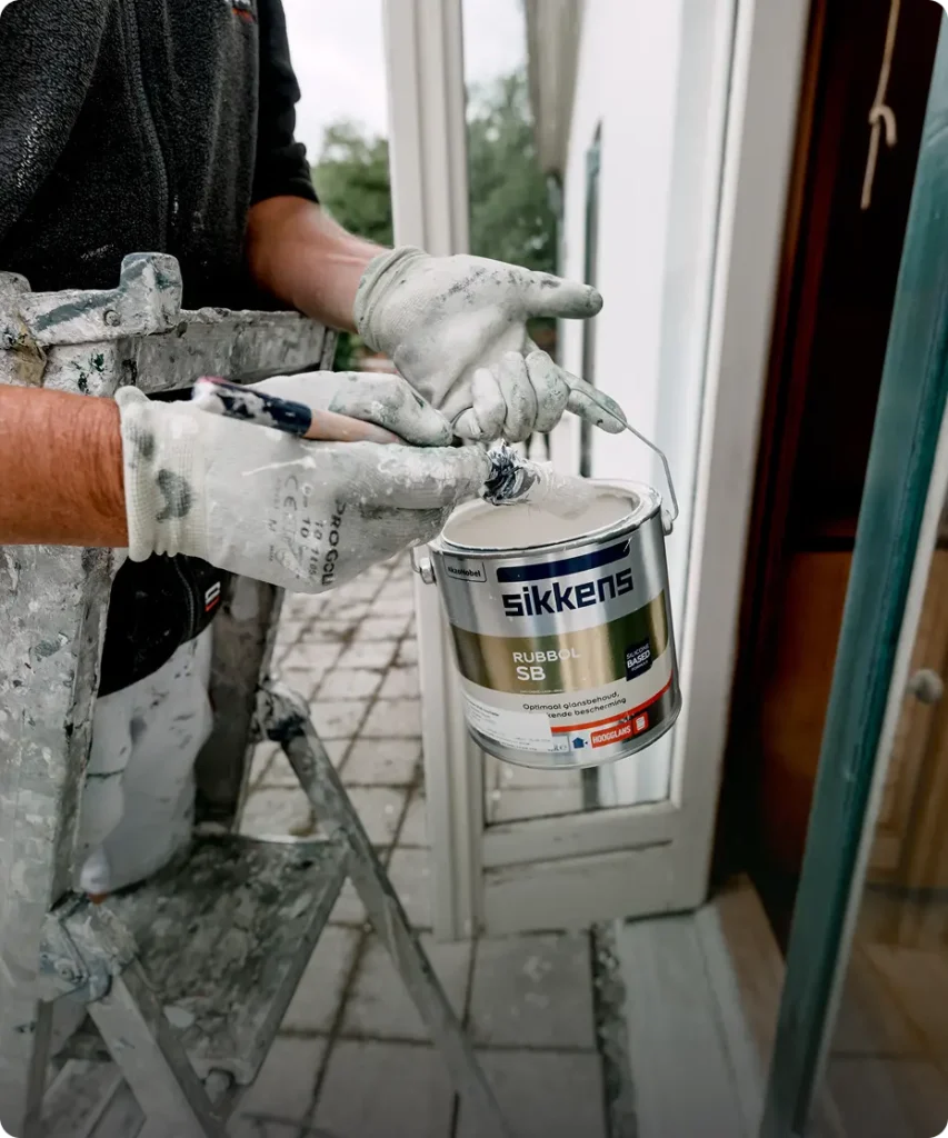 Schildersbedrijf Enschede - vakman van Nijhuis en Appels mengt Sikkens verf